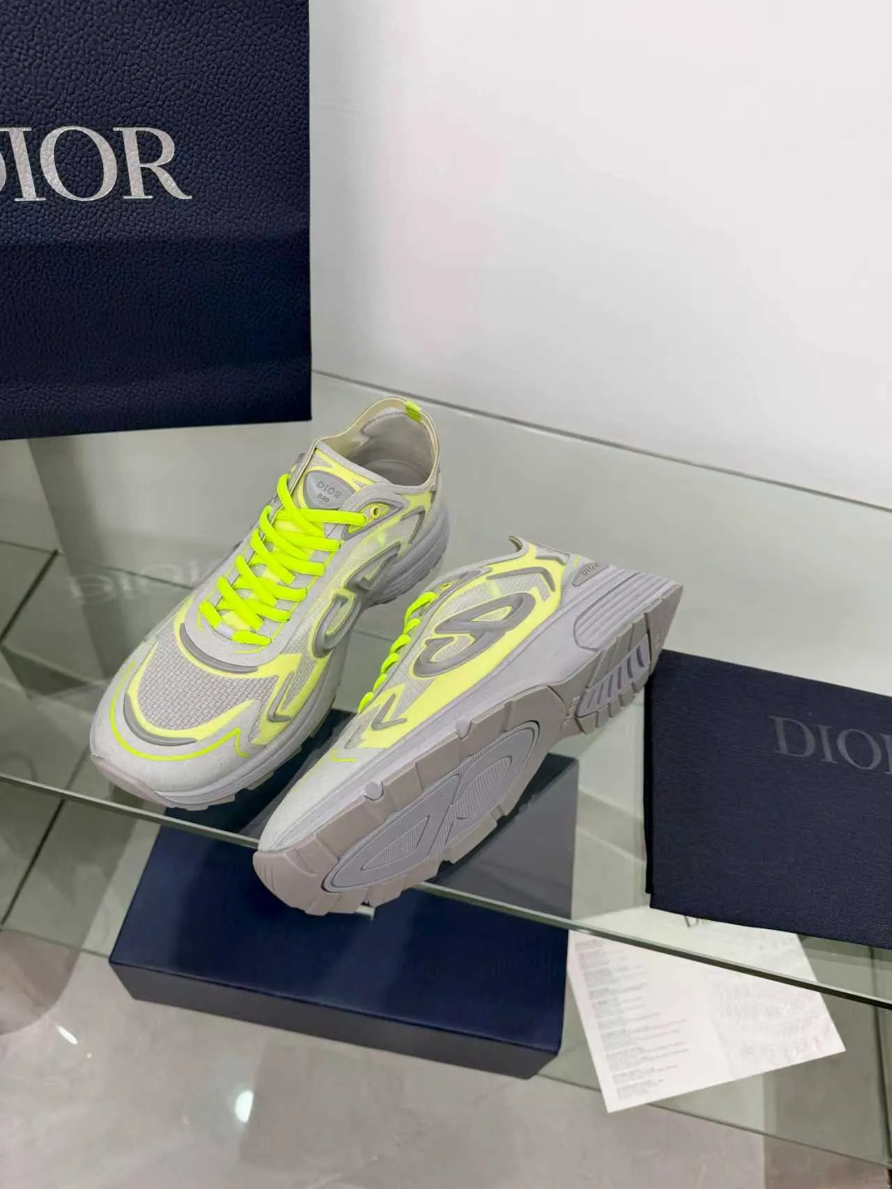 Men's men's shoes P560! DIOR#B30 COUNTDOWN TECH shoes 1. Inspired by lighter running shoes this season 2. Made of multi-layer transparent nylon upper, full of futuristic feel 3. CD30 rubber logo on the tongue/heel to highlight the brand style 4. Equipped with ultra-light foam midsole for the ultimate comfortable wearing experience 5. The entire series uses WELDED (seamless bonding) technology to ensure durability and lightness 6. Full-size dopamine color matching, perfect choice for couples shoes😜